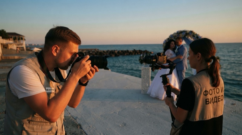 Фотограф и видеограф на свадьбе